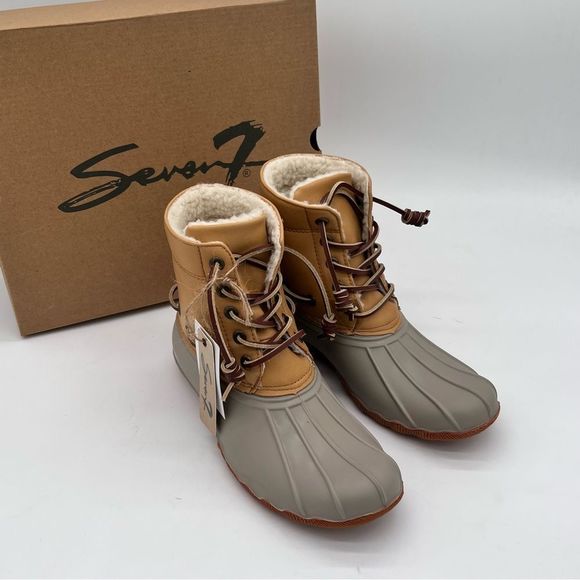 New in box! SEVEN7 Women’s Speyside Duck Boot Taupe (NEVER WORN) - Picture 1 of 12